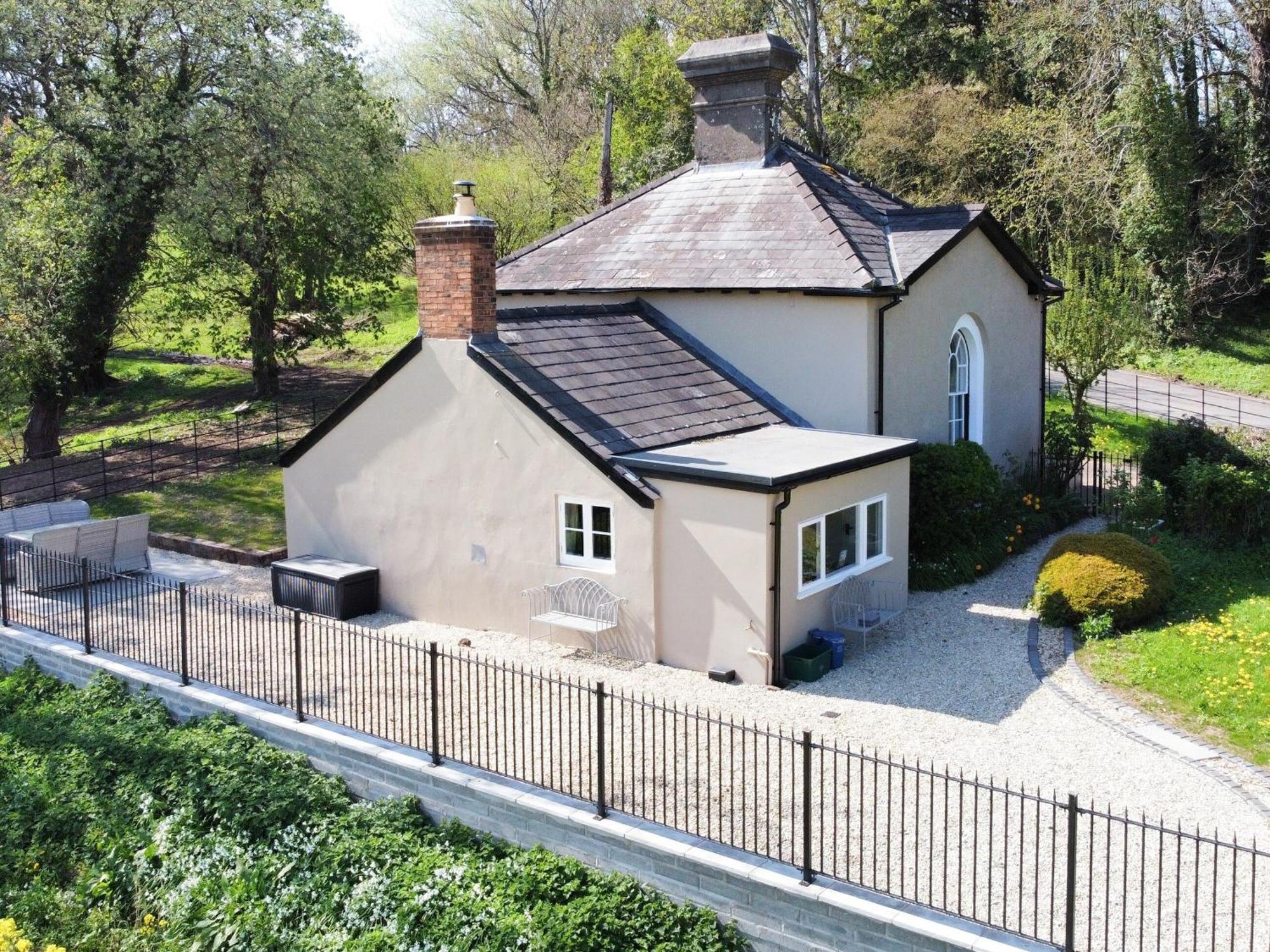 The Lodge Wonastow Eksteriør bilde